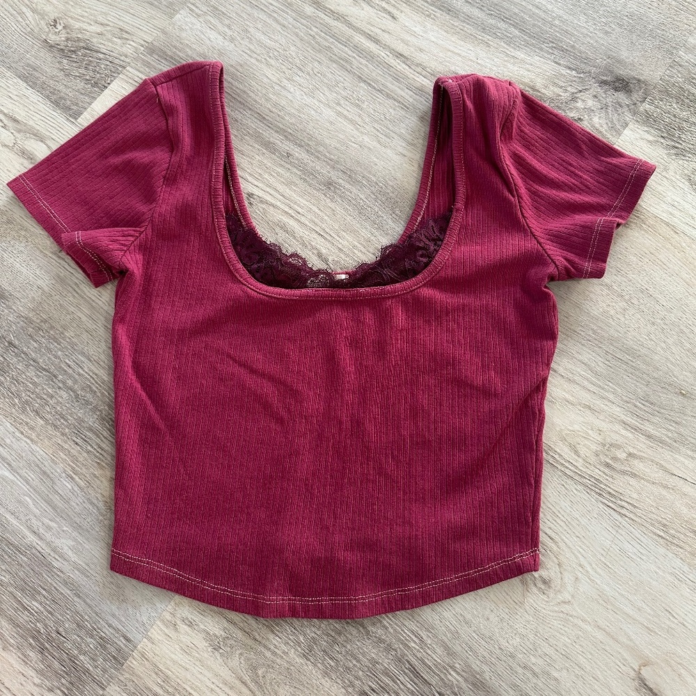 Crop top with ribbed fabric and lace detail
